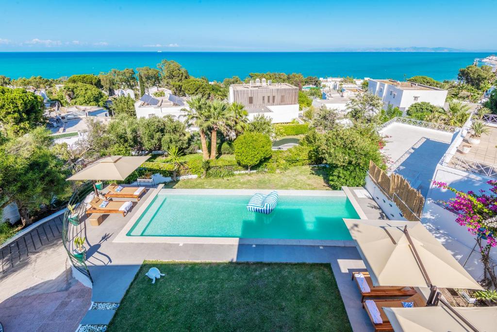Villa Verde Azzura, clifftop pool over the sea at Gammarth