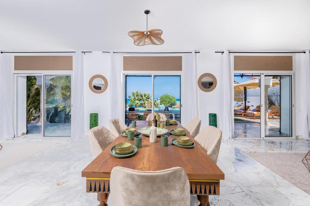 Living and dining opening to the sea